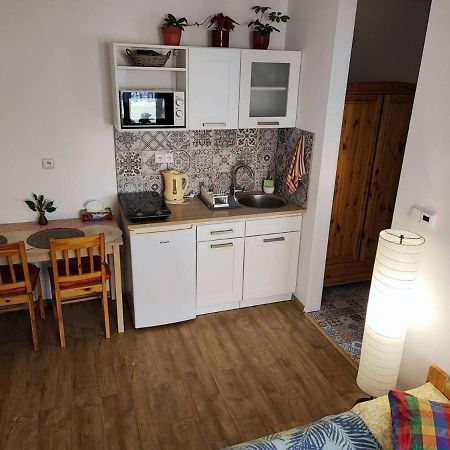 Lovely Fully-Equipped Studio In Tisa Village. Rocks Only 5 Minutes Walk Extérieur photo